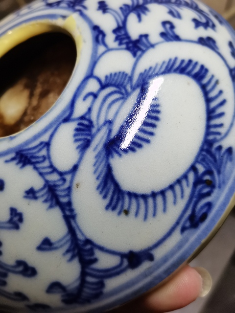 古玩陶瓷纏枝花卉紋青花水盂真品鑒賞圖