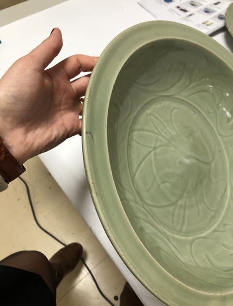 古玩陶瓷龍泉窯青釉刻花折沿盤真品鑒賞圖