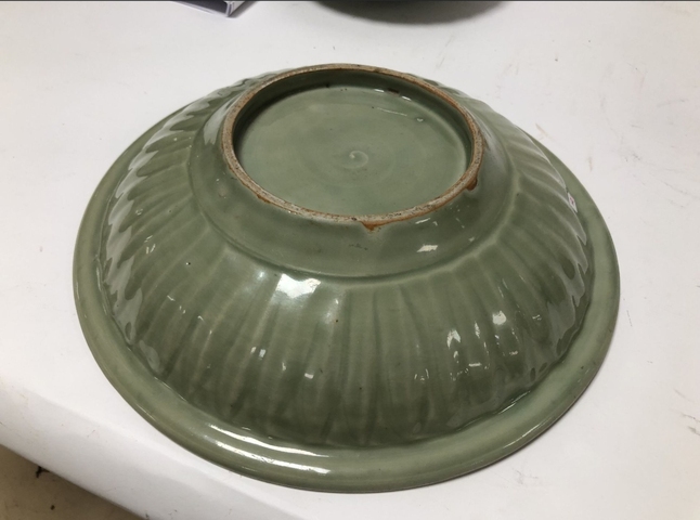 古玩陶瓷龍泉窯青釉刻花折沿盤真品鑒賞圖