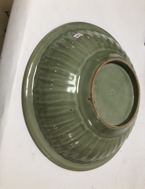 古玩陶瓷龍泉窯青釉刻花折沿盤真品鑒賞圖