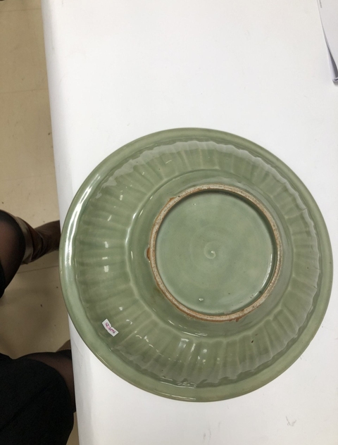 古玩陶瓷龍泉窯青釉刻花折沿盤真品鑒賞圖