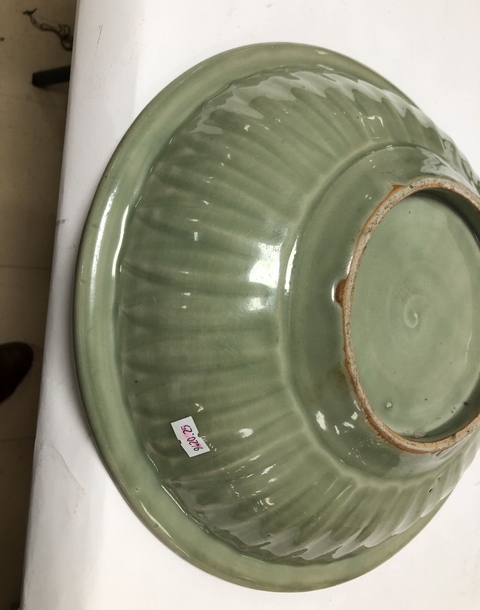 古玩陶瓷龍泉窯青釉刻花折沿盤真品鑒賞圖