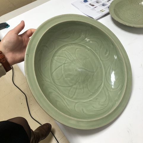 古玩陶瓷龍泉窯青釉刻花折沿盤真品鑒賞圖