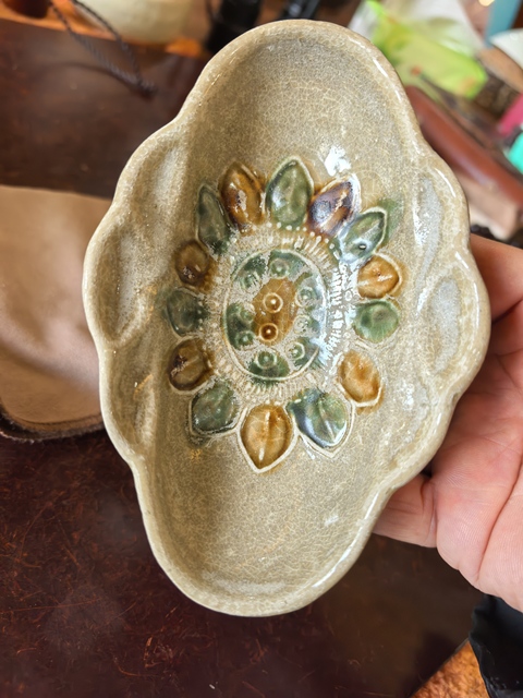 古玩陶瓷唐長沙窯青釉褐綠彩壓花蓮花紋海棠杯真品鑒賞圖