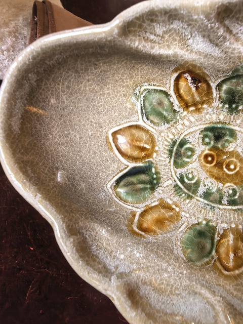 古玩陶瓷唐長沙窯青釉褐綠彩壓花蓮花紋海棠杯真品鑒賞圖