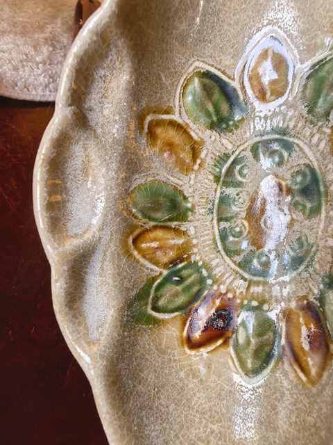 古玩陶瓷唐長沙窯青釉褐綠彩壓花蓮花紋海棠杯真品鑒賞圖