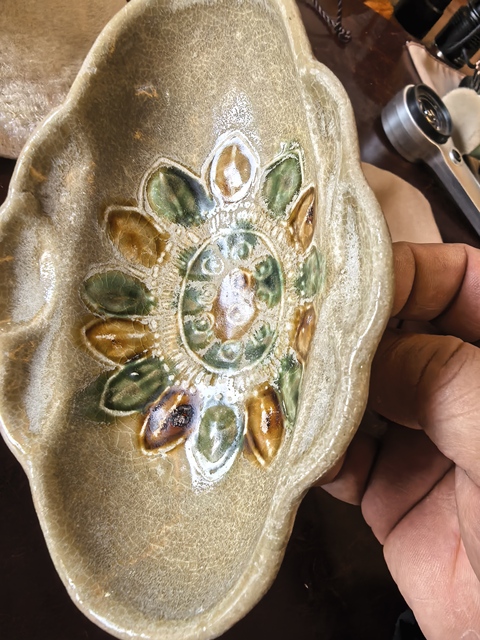 古玩陶瓷唐長沙窯青釉褐綠彩壓花蓮花紋海棠杯真品鑒賞圖