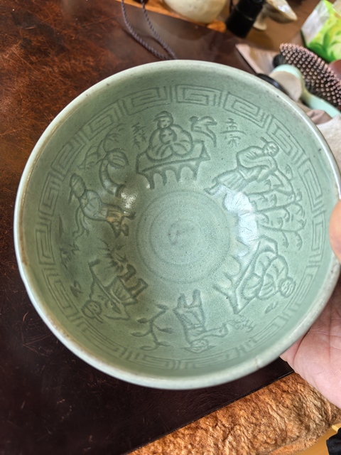 古玩陶瓷龍泉青釉剃刻人物大碗真品鑒賞圖
