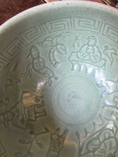 古玩陶瓷龍泉青釉剃刻人物大碗真品鑒賞圖