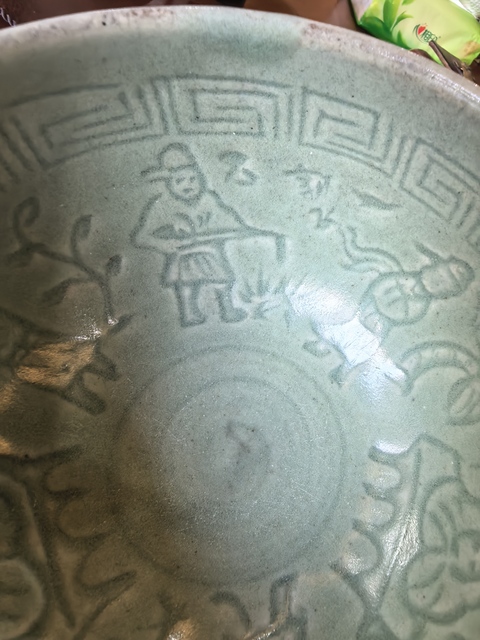 古玩陶瓷龍泉青釉剃刻人物大碗真品鑒賞圖