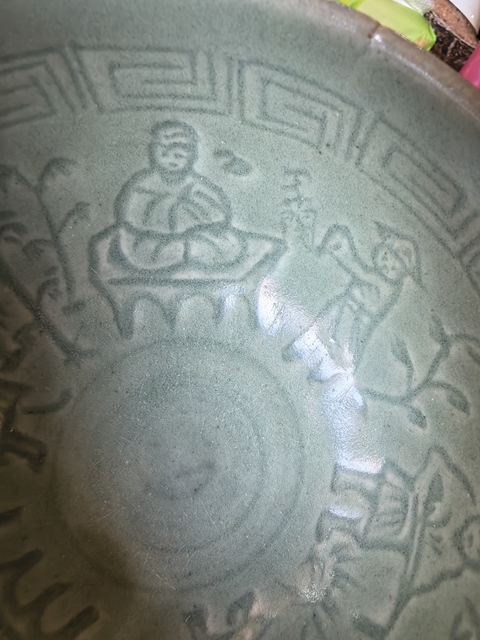 古玩陶瓷龍泉青釉剃刻人物大碗真品鑒賞圖