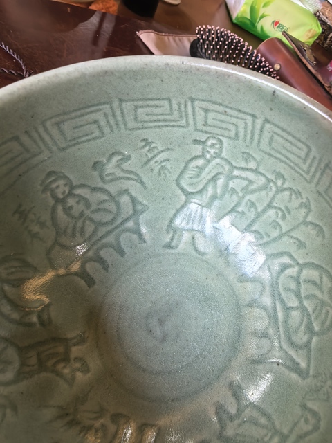 古玩陶瓷龍泉青釉剃刻人物大碗真品鑒賞圖