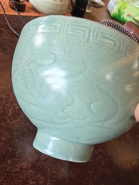 古玩陶瓷龍泉青釉剃刻人物大碗真品鑒賞圖