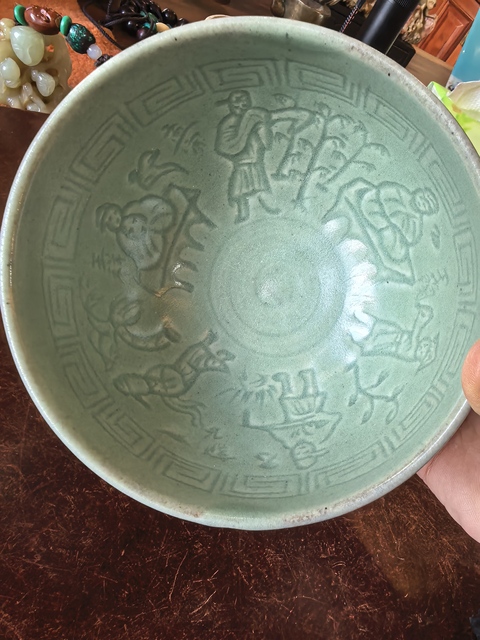 古玩陶瓷龍泉青釉剃刻人物大碗真品鑒賞圖