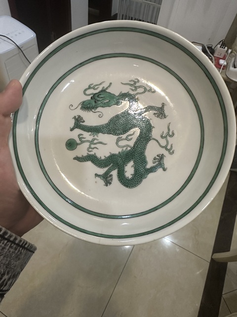 古玩陶瓷白釉暗刻海水綠龍盤真品鑒賞圖