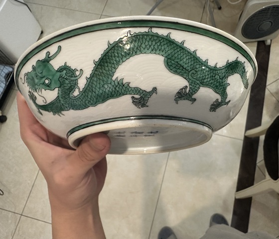 古玩陶瓷白釉暗刻海水綠龍盤真品鑒賞圖