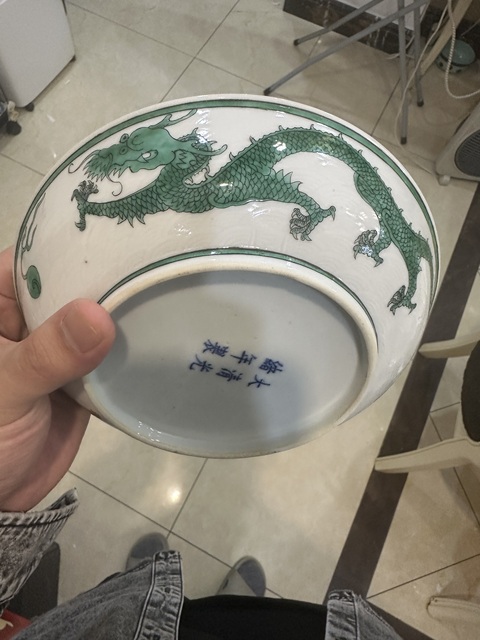 古玩陶瓷白釉暗刻海水綠龍盤真品鑒賞圖