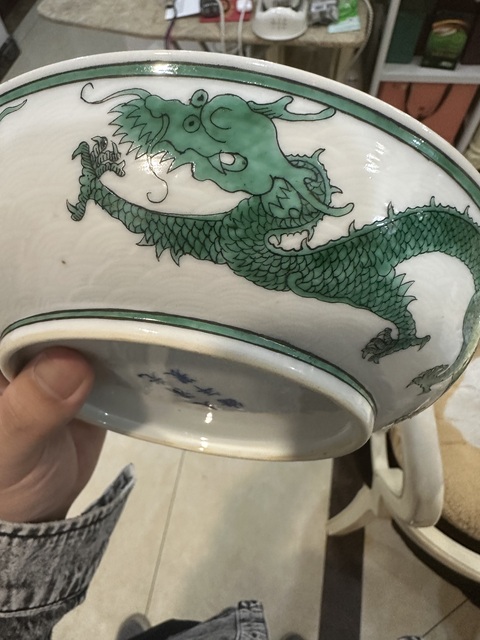 古玩陶瓷白釉暗刻海水綠龍盤真品鑒賞圖