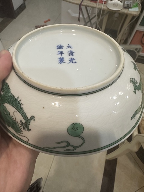 古玩陶瓷白釉暗刻海水綠龍盤真品鑒賞圖