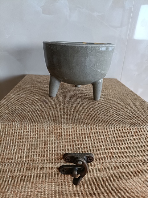 古玩陶瓷龍泉青瓷鼎式爐真品鑒賞圖