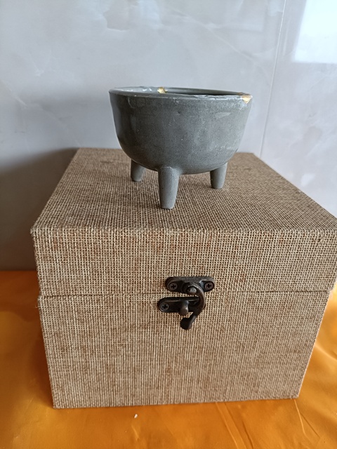 古玩陶瓷龍泉青瓷鼎式爐真品鑒賞圖
