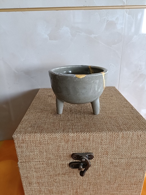 古玩陶瓷龍泉青瓷鼎式爐真品鑒賞圖