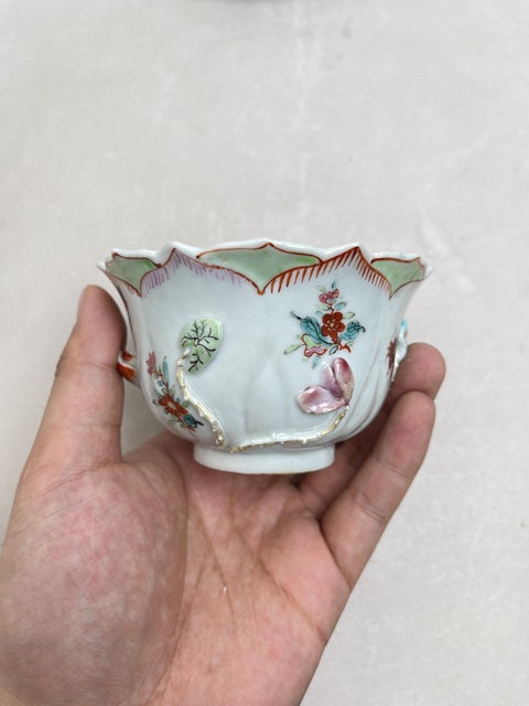 古玩陶瓷蓮瓣花卉堆塑粉彩杯盤真品鑒賞圖