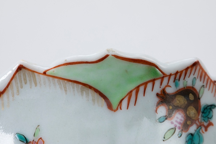 古玩陶瓷蓮瓣花卉堆塑粉彩杯盤真品鑒賞圖