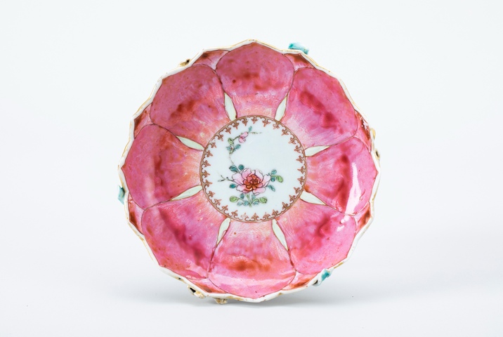 古玩陶瓷蓮瓣花卉堆塑粉彩杯盤真品鑒賞圖