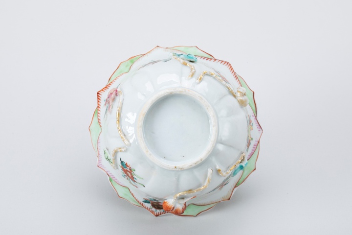 古玩陶瓷蓮瓣花卉堆塑粉彩杯盤真品鑒賞圖