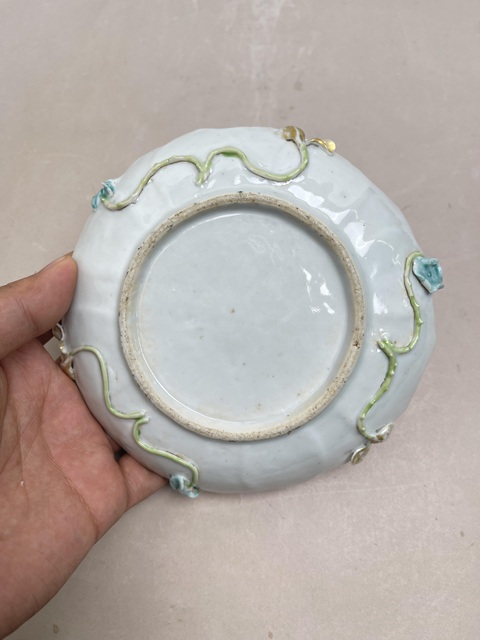 古玩陶瓷蓮瓣花卉堆塑粉彩杯盤真品鑒賞圖