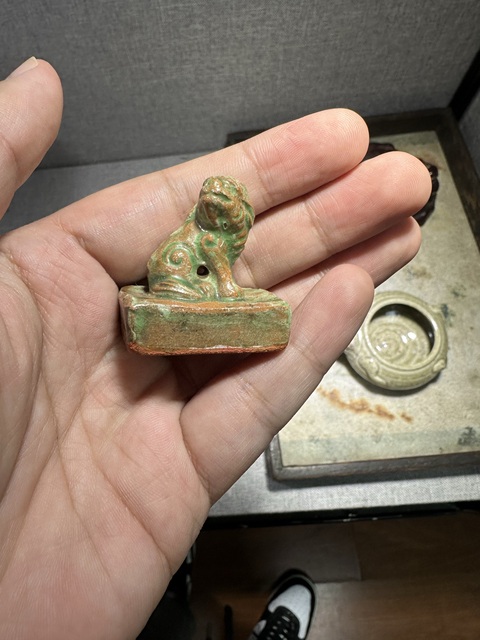 古玩陶瓷紅陶綠釉獅扭印章真品鑒賞圖