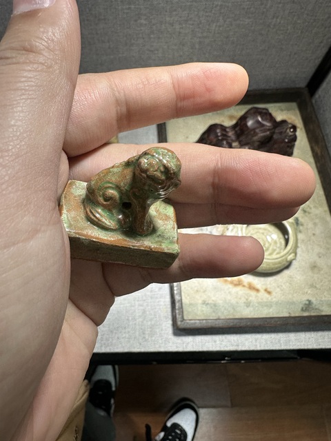 古玩陶瓷紅陶綠釉獅扭印章真品鑒賞圖