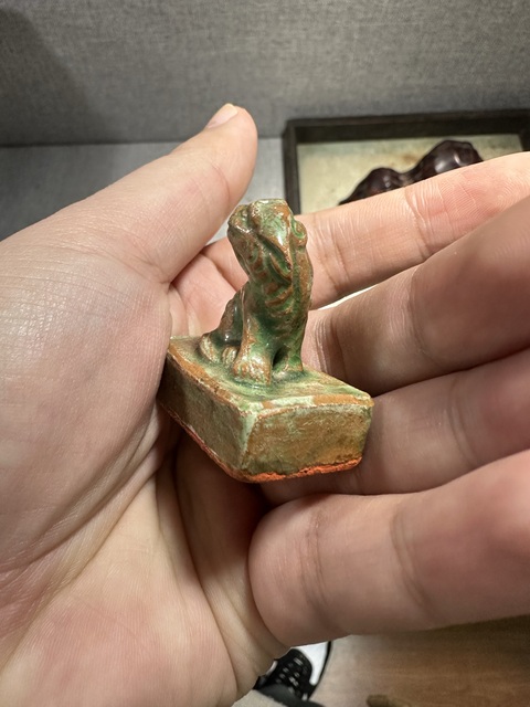 古玩陶瓷紅陶綠釉獅扭印章真品鑒賞圖
