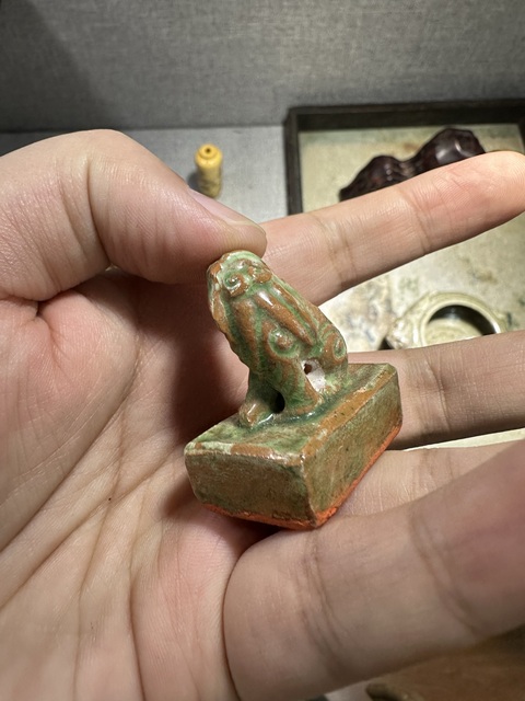 古玩陶瓷紅陶綠釉獅扭印章真品鑒賞圖