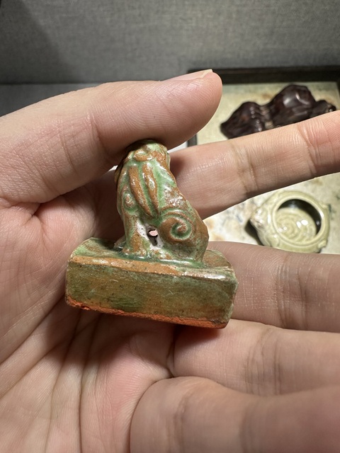 古玩陶瓷紅陶綠釉獅扭印章真品鑒賞圖