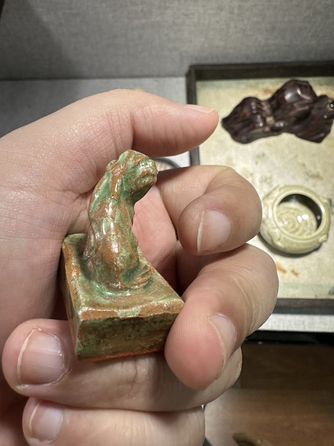 古玩陶瓷紅陶綠釉獅扭印章真品鑒賞圖