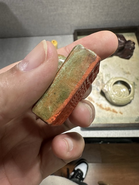古玩陶瓷紅陶綠釉獅扭印章真品鑒賞圖