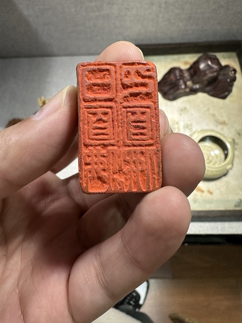 古玩陶瓷紅陶綠釉獅扭印章真品鑒賞圖