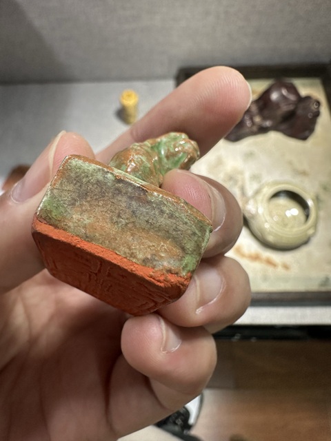 古玩陶瓷紅陶綠釉獅扭印章真品鑒賞圖