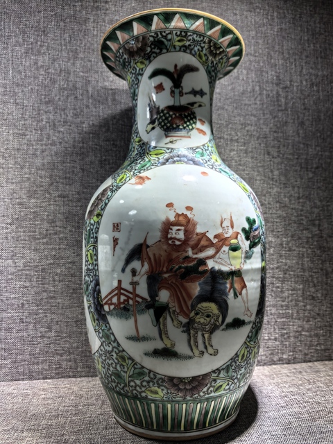 古玩陶瓷鐘馗紋五彩撇口瓶真品鑒賞圖