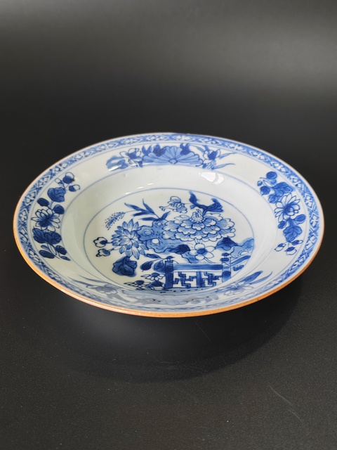 古玩陶瓷青花花卉紋折沿盤真品鑒賞圖