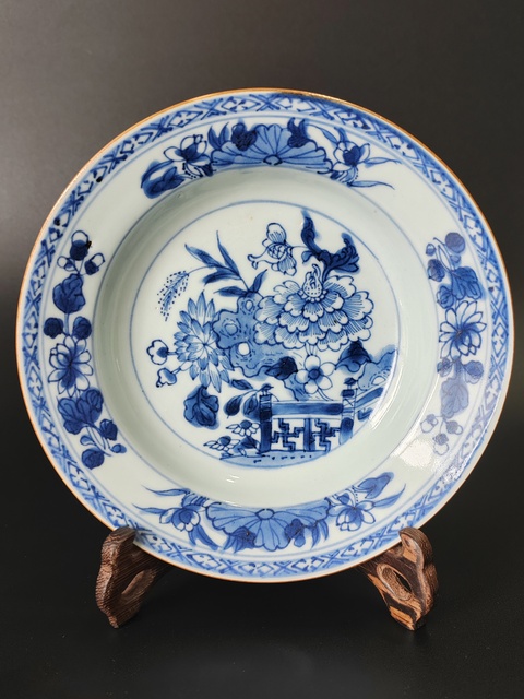 古玩陶瓷青花花卉紋折沿盤真品鑒賞圖