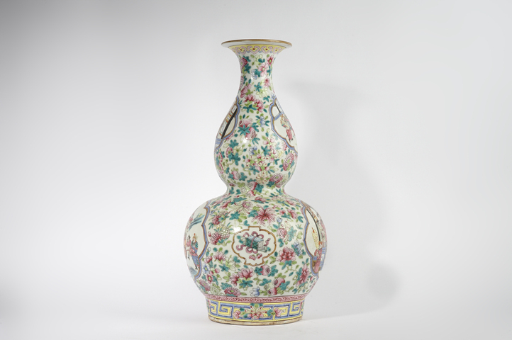 古玩陶瓷清晚期·粉彩花卉紋開窗人物故事紋葫蘆瓶真品鑒賞圖