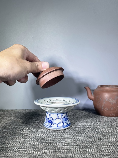 古玩陶瓷晚清民國.青花鏤空花卉紋蓋置拍賣,當前價格266元