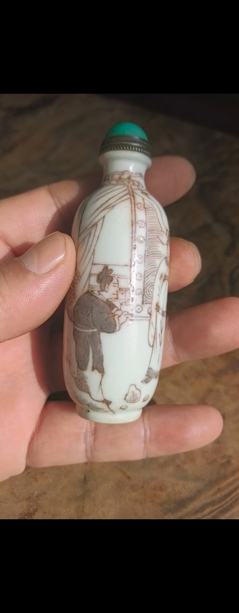 古玩陶瓷釉里紅人物鼻煙壺真品鑒賞圖