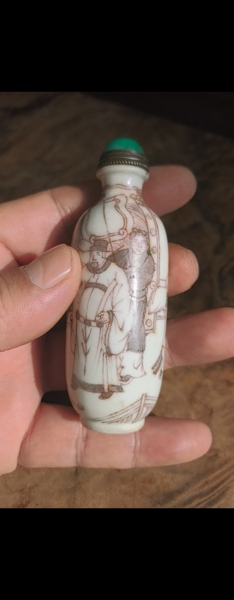 古玩陶瓷釉里紅人物鼻煙壺真品鑒賞圖