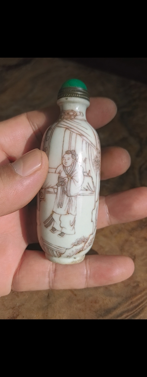 古玩陶瓷釉里紅人物鼻煙壺真品鑒賞圖