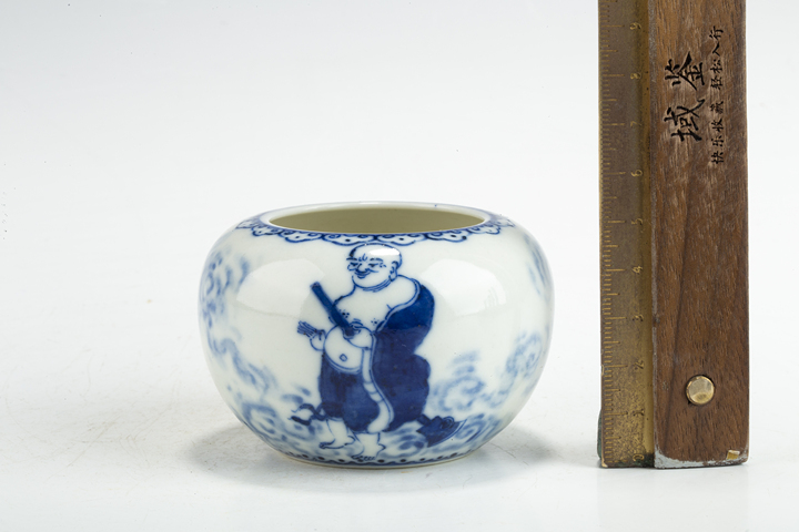 古玩陶瓷民國·“雍正年制”青花羅漢紋水盂真品鑒賞圖