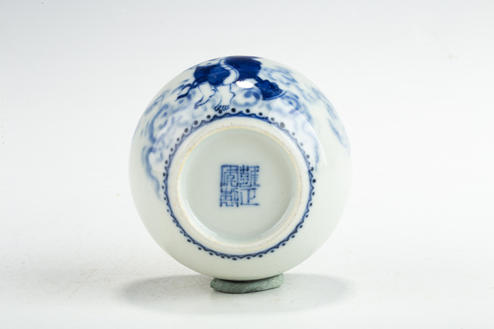 古玩陶瓷民國·“雍正年制”青花羅漢紋水盂真品鑒賞圖